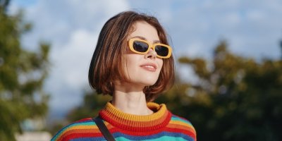 Mladá žena s krátkými vlasy 