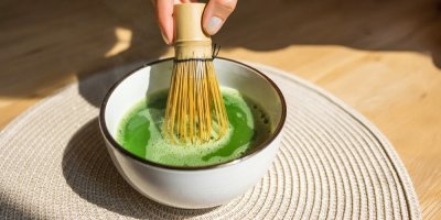 Ruční šlehání zeleného čaje matcha v šálku