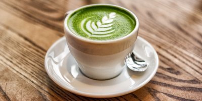 Šálek matcha latte