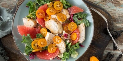 Salát s kuřecím masem, grepem a kumquatem 