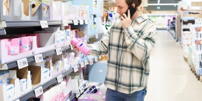 Muž nakupuje dámské vložky