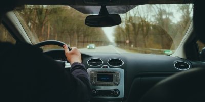 Člověk řídí auto