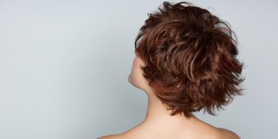 Žena s účesem Bixie cut