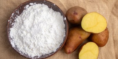 Škrob v misce a brambory