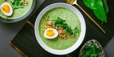 Polévka z medvědího česneku s vejcem