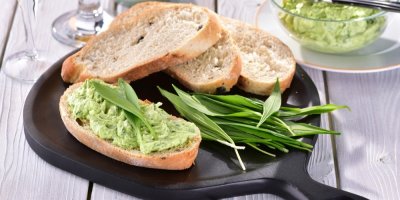 Chléb s pomazánkou z medvědího česneku