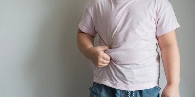 Oplácané dítě se drží za kůži