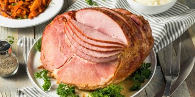 Nakrájená šunka na talíři