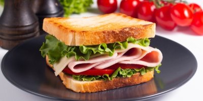 Sendvič se šunkou, sýrem, salátem a rajčetem