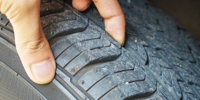 Detail prstů dotýkajících se pneumatiky