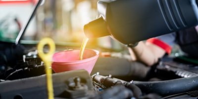 Nalévání nového motorového oleje do motoru