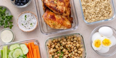 Kuřecí maso, cizrna, zelenina, vejce a quinoa