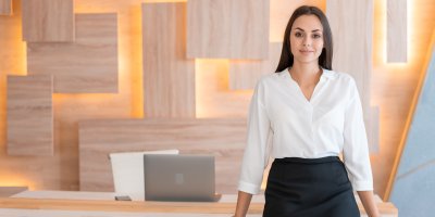 Žena v sukni a bílé halence