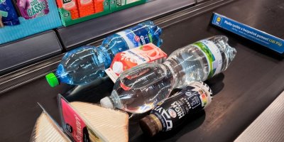 Zboží na pokladním pásu v supermarketu