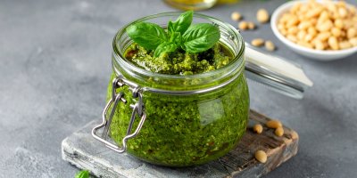 Pesto ve skleněné nádobě