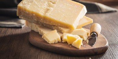 Parmazán na dřevěném prkénku