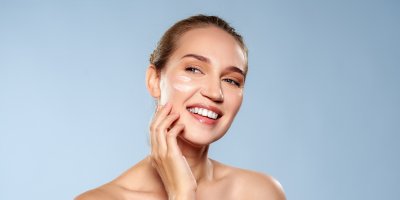 Žena s krémem na pleti