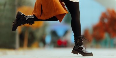 Žena běží v černách legínách