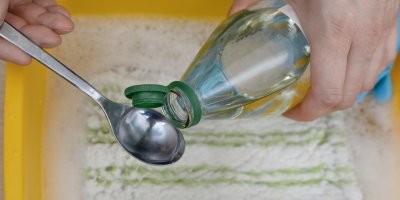 Nalévání průhledné tekutiny na lžíci