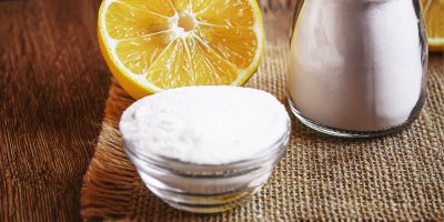 Jedlá soda v misce, v pozadí citron