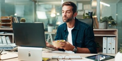 Muž jí oběd v kanceláři 