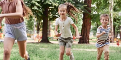 Děti utíkající v parku 