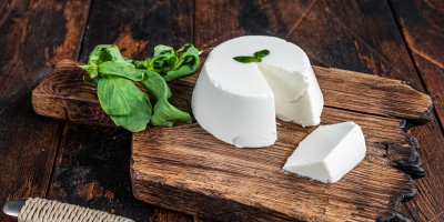Ricotta na dřevěném prkýnku