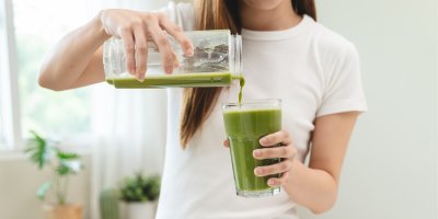 Nalévání smoothie do sklenice