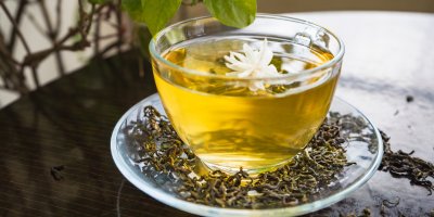 Čaj v průhledném hrnku