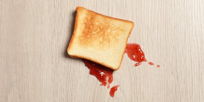 Toast s marmeládou na zemi