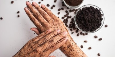 Žena používá kávovou sedlinu jako peeling na ruce