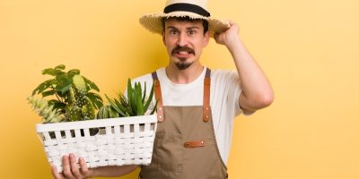 Muž drží košík s rostlinami a tváří se bezradně