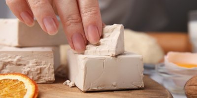 Ruka sahá na droždí