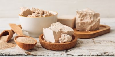 Droždí na dřevěných miskách