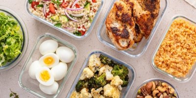 Krabičky s různými zdravými jídly – vajíčky, kuřetem, salátem, brokolicí apod.