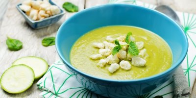 Cuketová polévka s krutony v modrém talíři