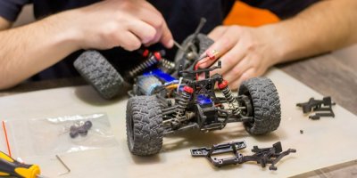 Muž sestavuje model auta na dálkové ovládání