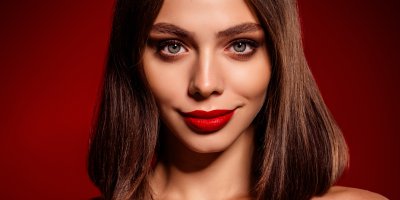 Žena s červenou rtěnkou