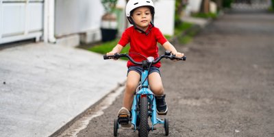 Chlapec na kole s kolečky