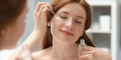 Mladá žena používá pleťové sérum