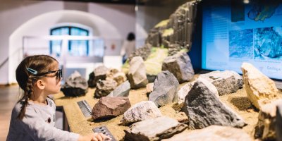 Dívka v interaktivním centru