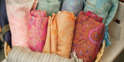 Barevné kašmírové šátky