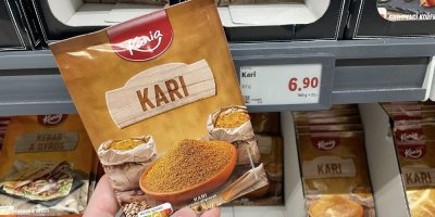 Sáček kari koření v supermarketu