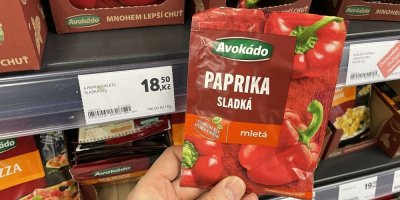Sáček mleté sladké papriky v supermarketu