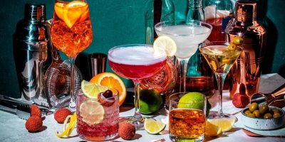 Skleničky s různými alkoholickými nápoji