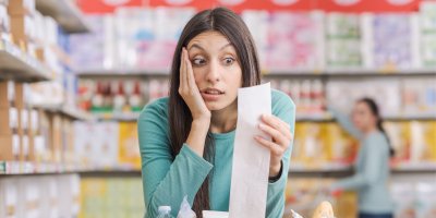 Žena se dívá na účtenku z obchodu