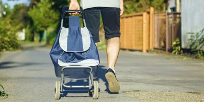 Muž s taškou na kolečkách