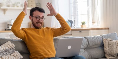 Muž se rozčiluje nad notebookem