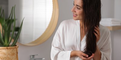 Žena pečuje o své vlasy