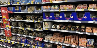 Konzervované ryby v supermarketu